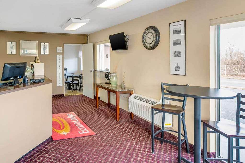 Econo Lodge Northeast Рединг Интерьер фото