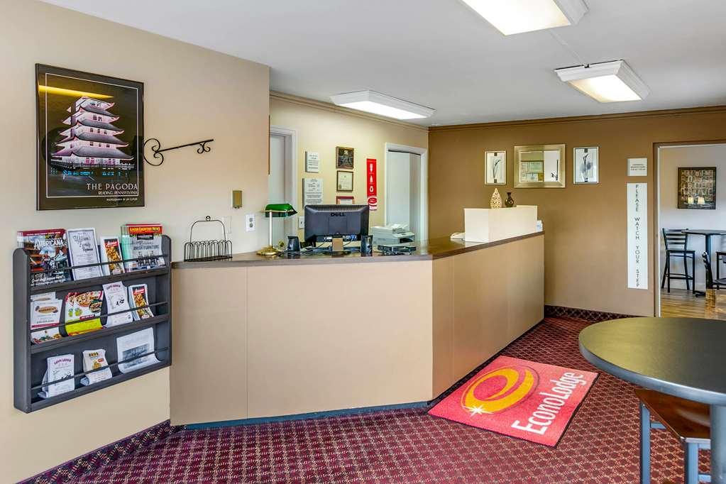 Econo Lodge Northeast Рединг Интерьер фото